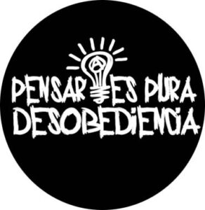 pensar es pura desobediencia chapa