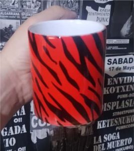 Estampado rojo negro taza