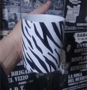 Estampado blanco negro taza