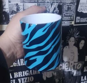 Estampado azul cielo negro  taza