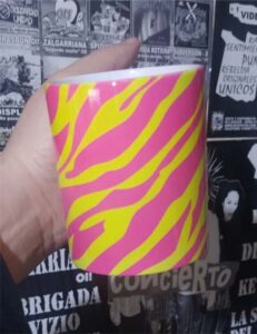 Estampado amarillo rosa taza