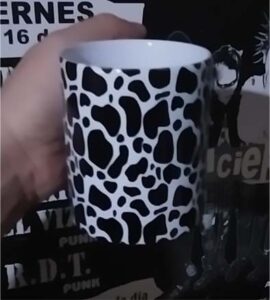 Estampado blanco negro taza