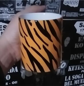 Estampado marrón claro negro taza