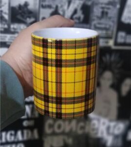 Estampado tartan amarillo taza rebajada