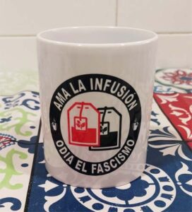 Ama la infusión, odia el fascismo mod 405 taza