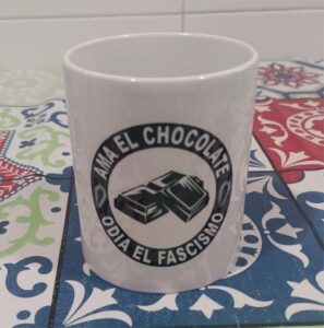 Ama el chocolate con churros, odia el fascismo mod 406 taza