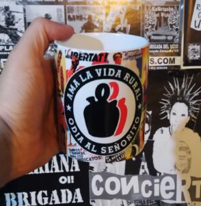 Ama la vida rural, odia al señorito collage mod 402 taza