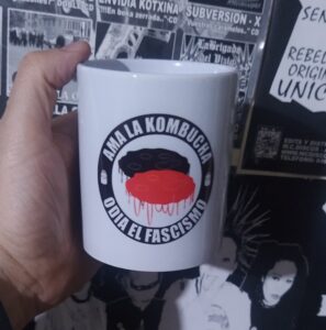 Ama la kombucha, odia el fascismo taza