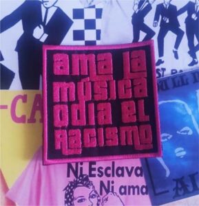 ama la música, odia el racismo parche bordado