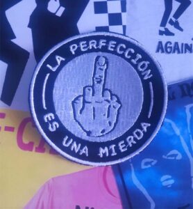 la perfección es una mierda parche bordado
