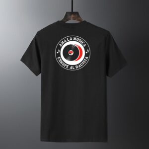 Ama la música, eskupe al racista