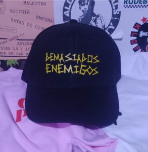 Demasiados enemigos gorra REBAJADA