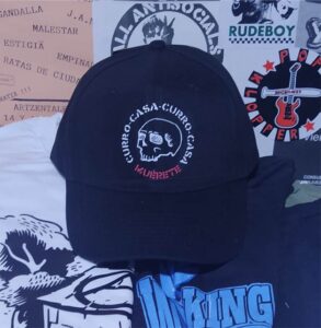 Curro casa muérete gorra