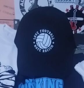love football hate racism gorra