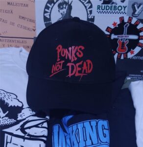 punks not dead gorra
